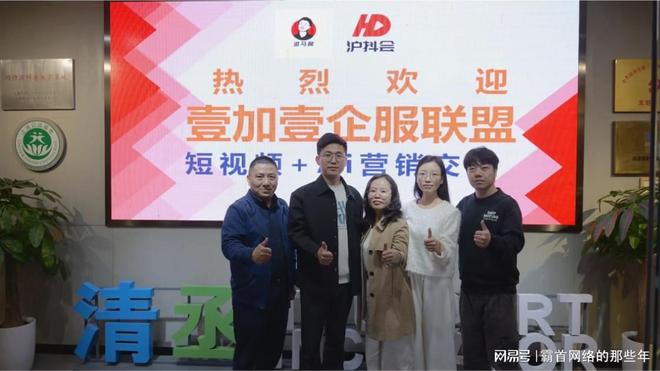 动漫同^ 你看他总在黄昏出现