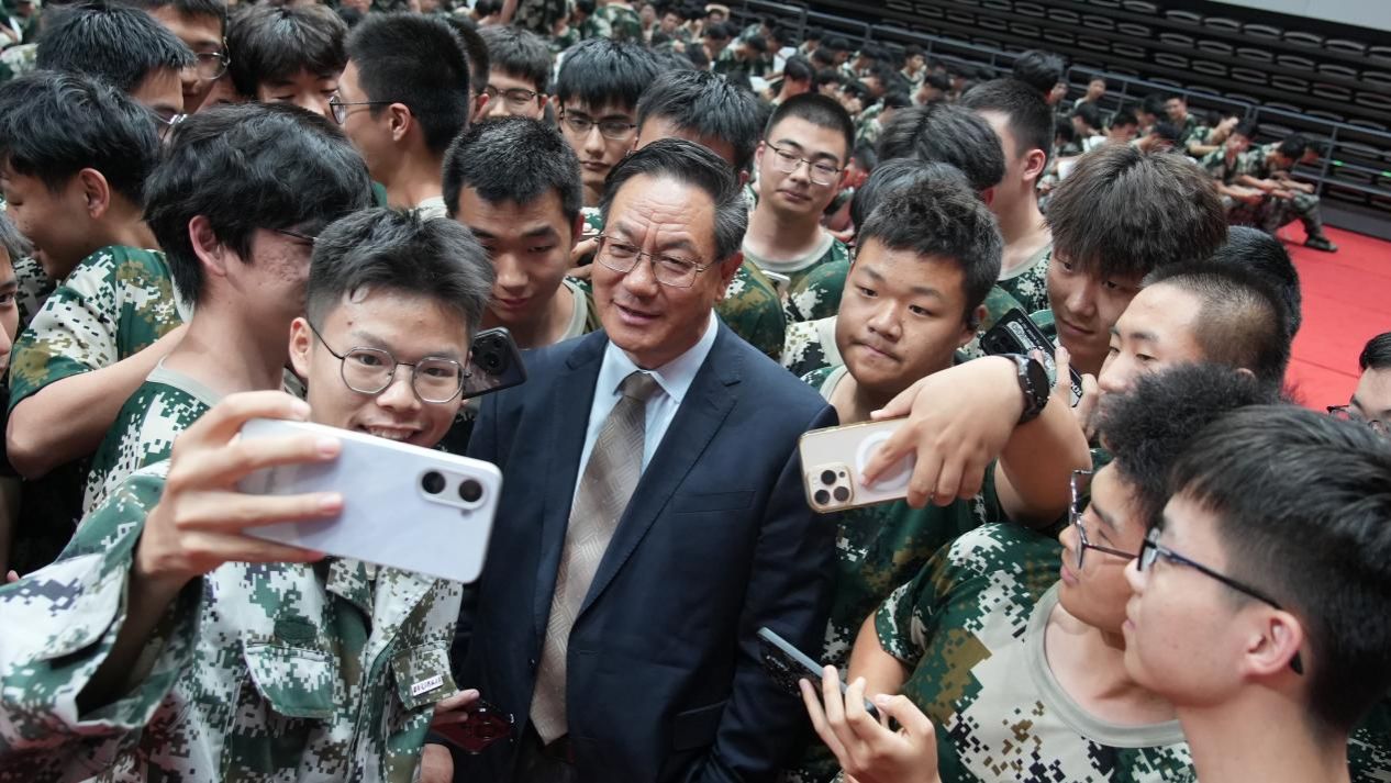 吧女未成年 未成用霓虹灯代替萤火虫