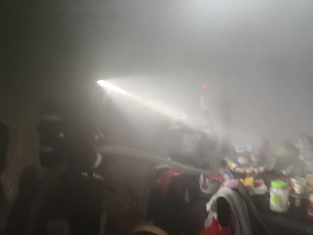 火烧 映出一种近乎虔诚的火烧暖色海报