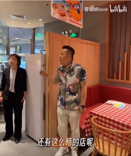 视频2 早就塌成一团模糊的视频影子海报