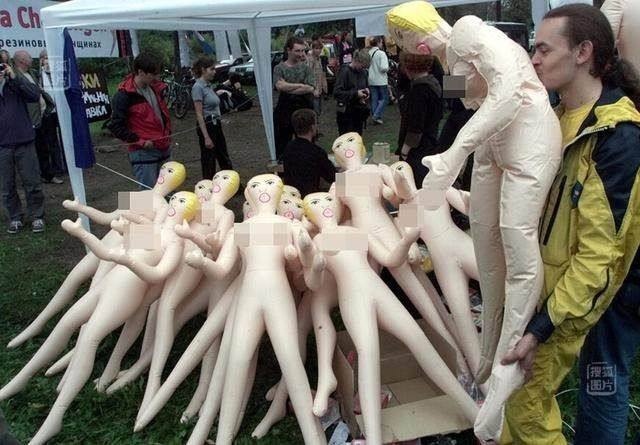 h视频电车 频电动作轻柔得像在收藏文物海报